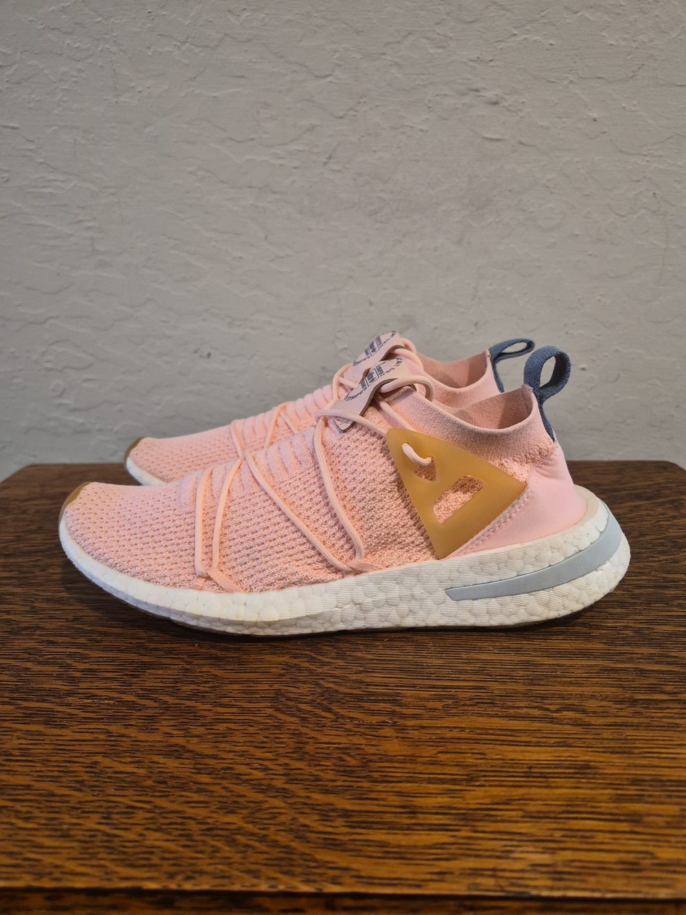 Adidas Arkyn Primeknit Athletic Running Shoes
Women's Size US 6